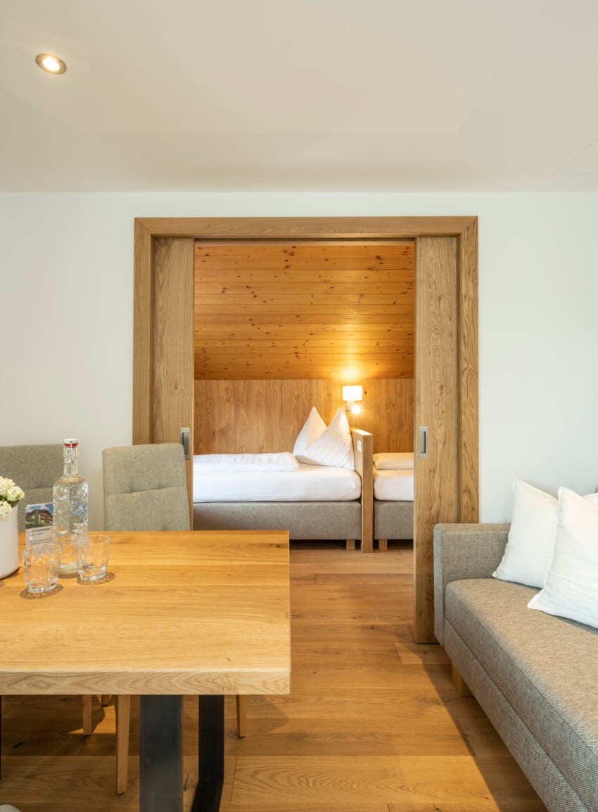 Schlafzimmer und Sitzecke im Appartement