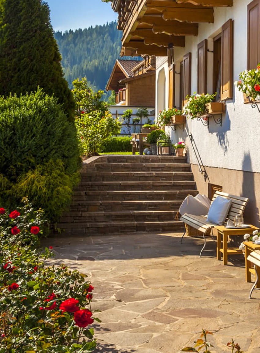 Hausaufgang und Bänke