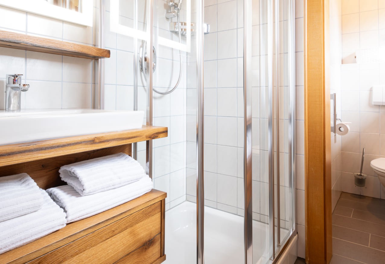 Dusche und Handtücher