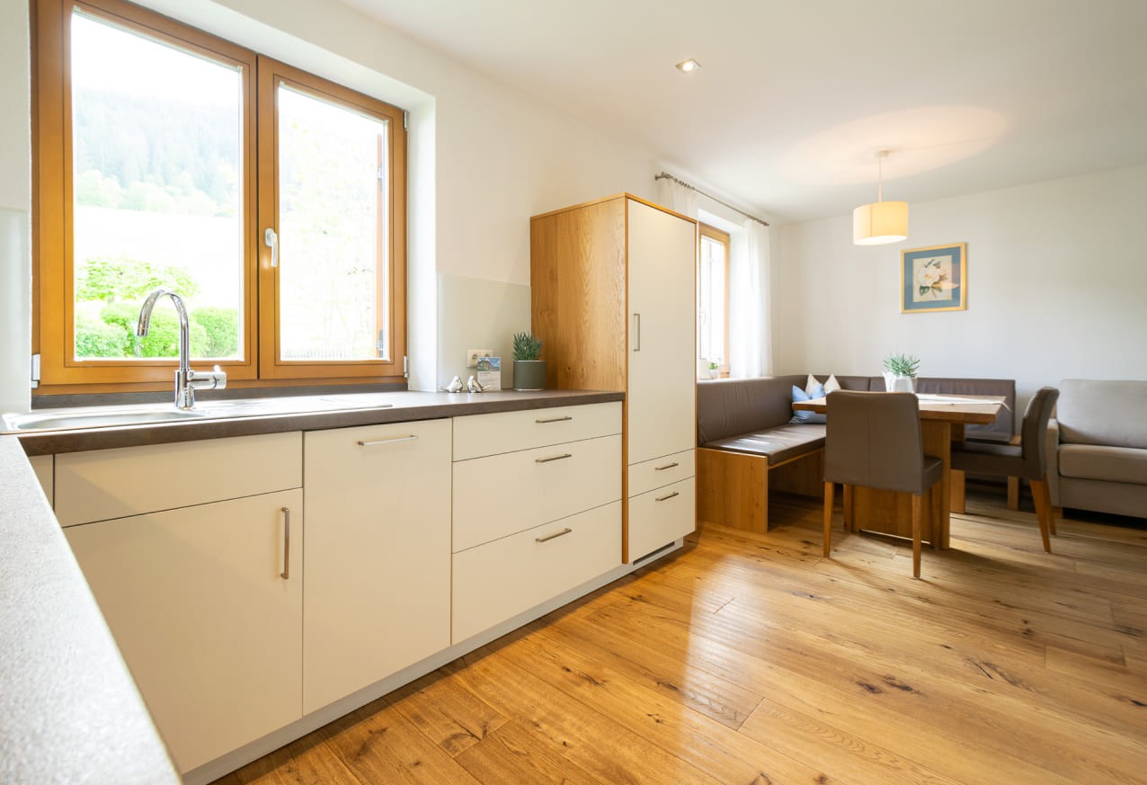 Große Küche und Esstisch mit genug Platz für alle