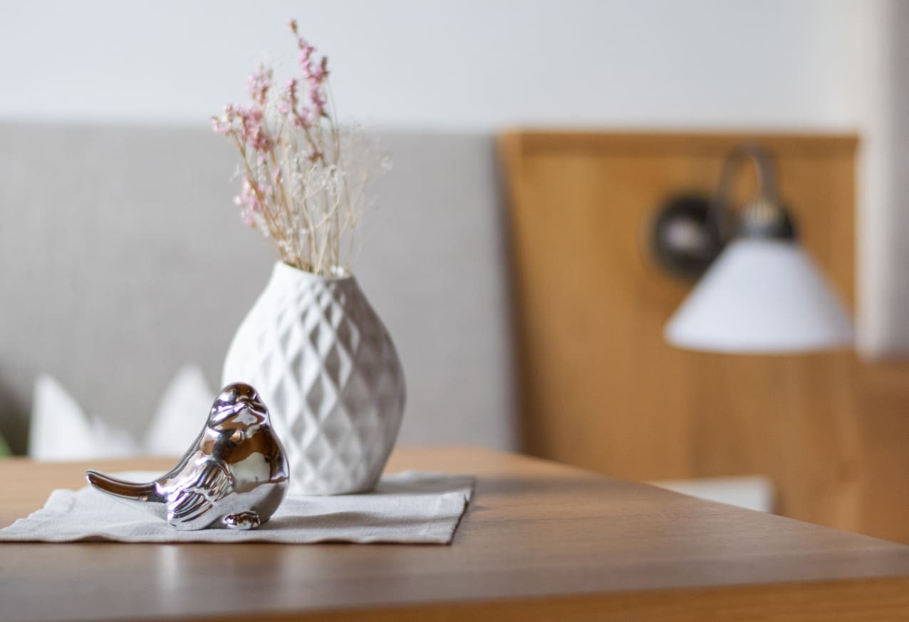 Dekoration auf dem Tisch, die Leselampe am Bett im Hintergrund