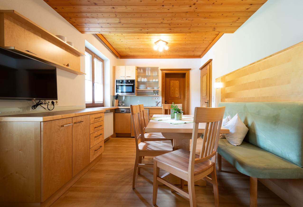 Essbereich und Wohnküche in der Ferienwohnung in Eben