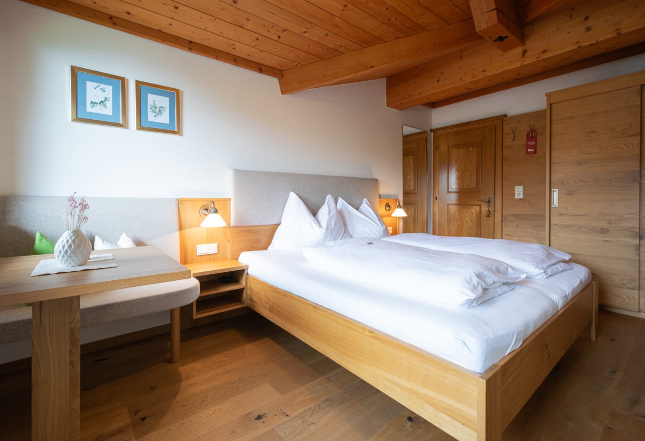 Schlafzimmer mit Schränken und Sitzmöglichkeiten