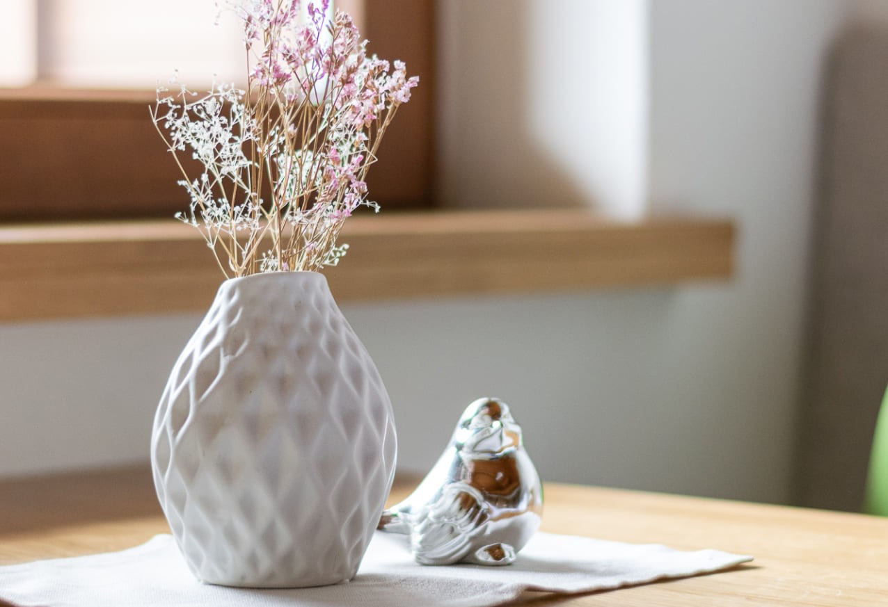 Blumen und Deko am Tisch