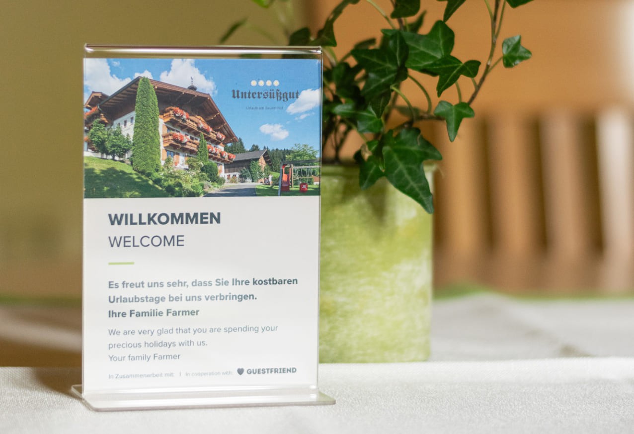 Willkommensschild am Tisch