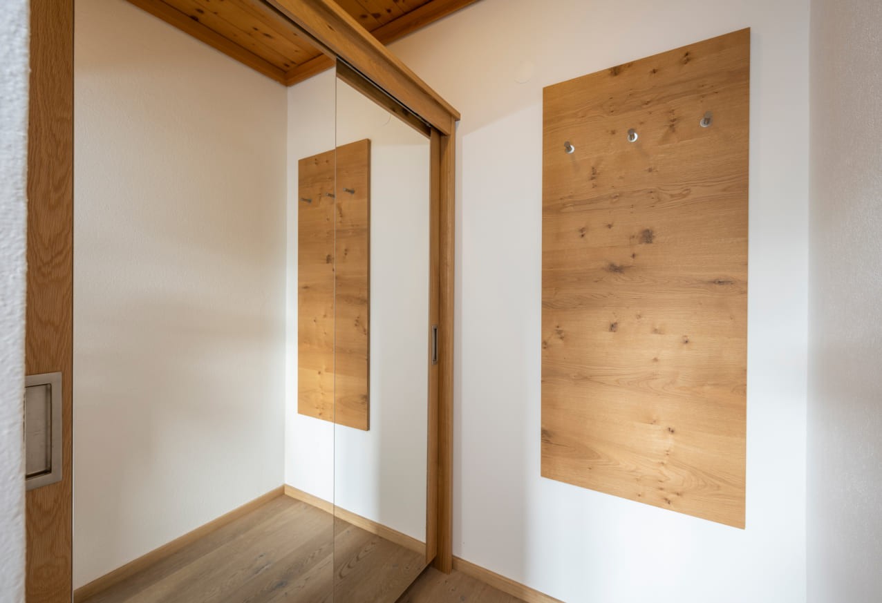 Spiegel und Garderobe im Flur