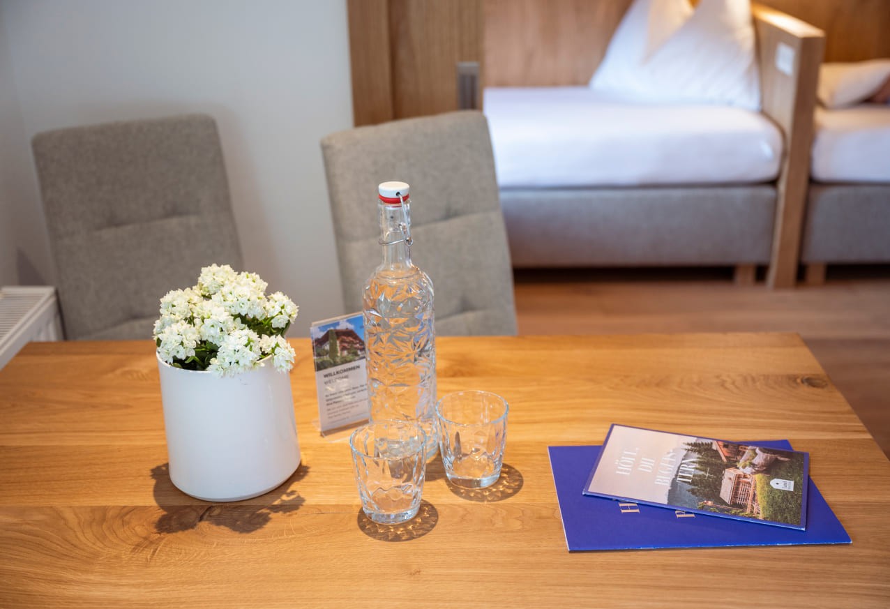 Tisch mit frischem Bergquellwasser