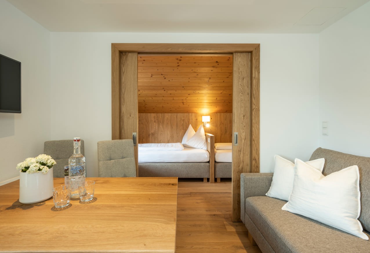 Wohnbereich und Zugang zum Schlafraum im Appartement Leni