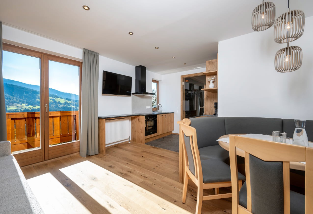 Wohnbereich mit Essecke und Balkon © Lorenz Masser