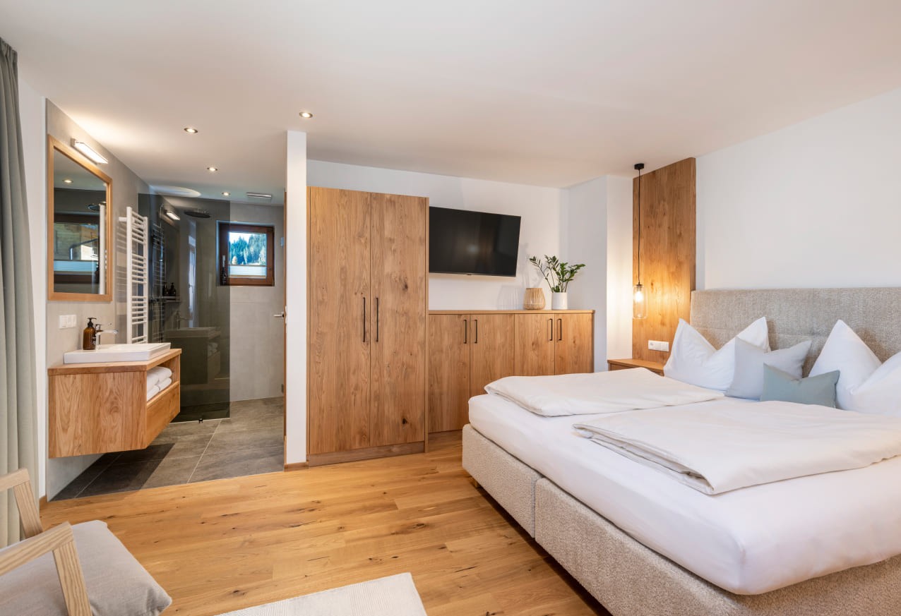 Schlafzimmer mit angrenzendem Bad © Lorenz Masser
