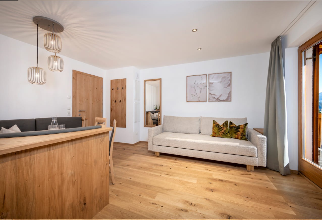 Essbereich und Couch im Wohnzimmer © Lorenz Masser