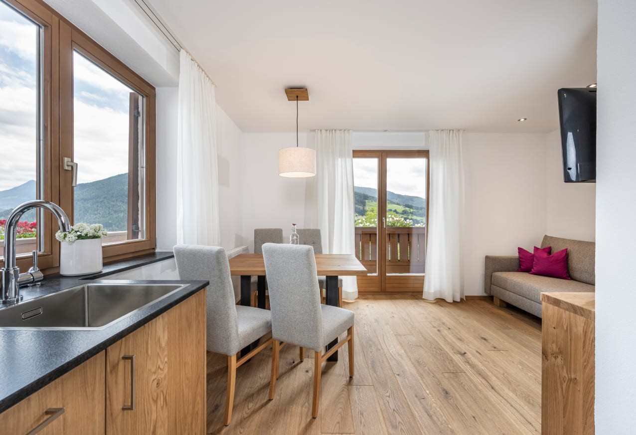 Wohnküche mit Balkon in der Ferienwohnung in Eben im Pongau