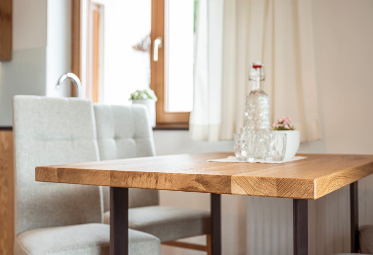 Wasserflasche auf dem Tisch - frisches Gebirgsquellwasser für Sie.