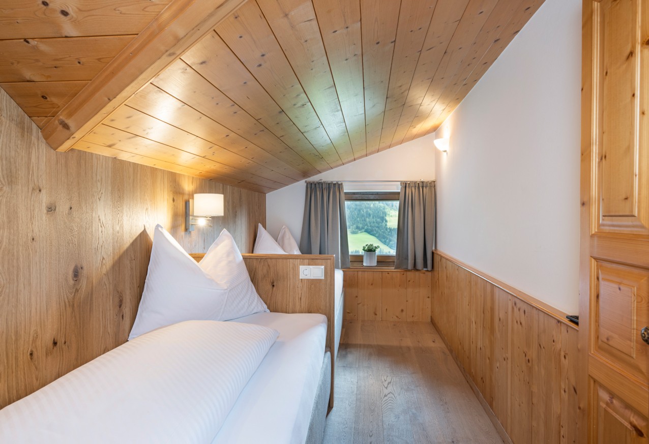 Getrennte Betten im Schlafzimmer mit Giebel