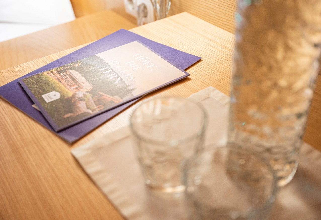 Infomaterial mit Wasser im Zimmer