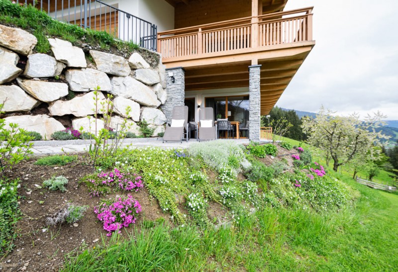 Außenanlage im Grünen - Terrasse der Ferienwohnung Josef
