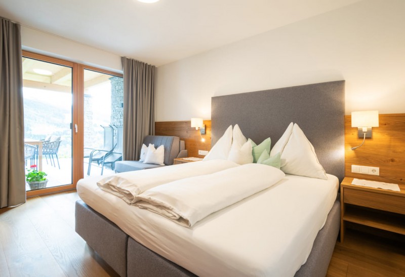 Doppelbett im Schlafzimmer mit Balkon