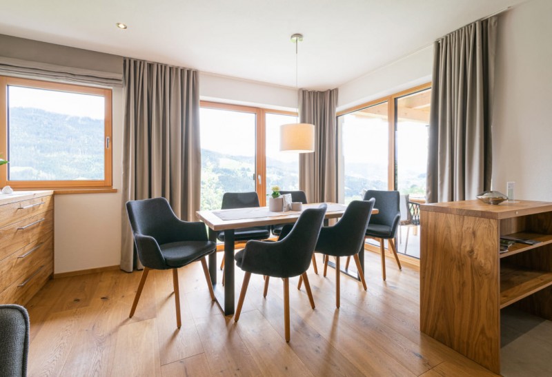 Esstisch und Ausgang zur überdachten Terrasse