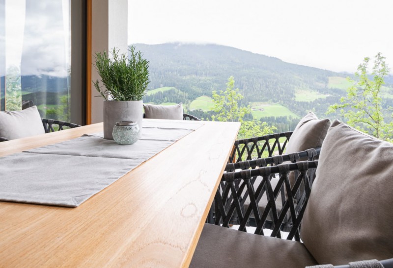 Möblierte, gemütliche Terrasse in der Ferienwohnung im Salzburger Land