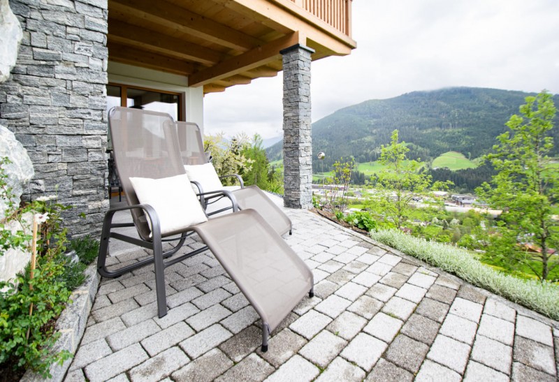 Liegestühle zum Entspannen mit traumhaftem Ausblick in grüner Lage
