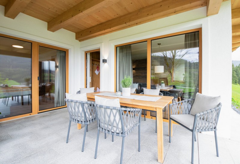 Terrasse mit Tisch und Stühlen