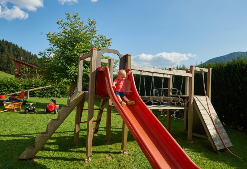 Der Spielplatz mit der großen Rutsche