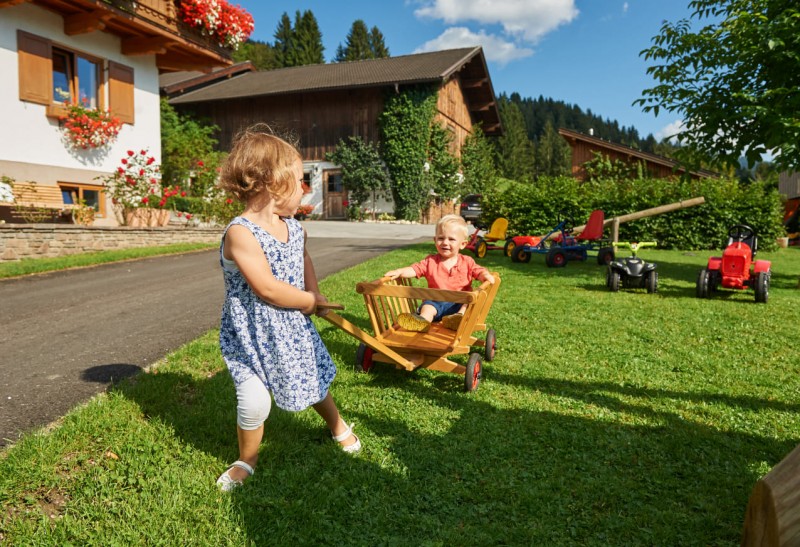 Gemeinsames Spielen an der frischen Luft im Garten