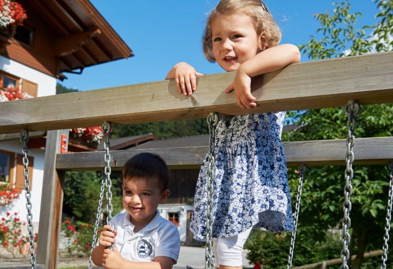 Klettern und schaukeln am Spielplatz am Untersüßgut