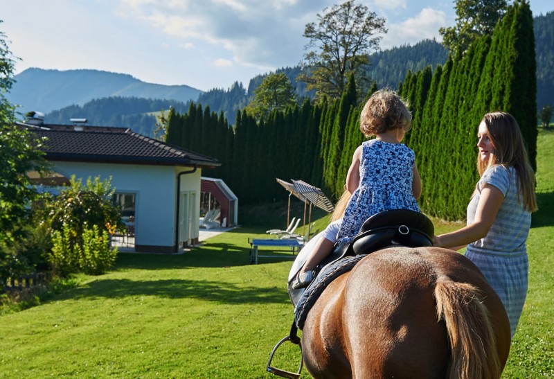 Pony reiten im Sommerurlaub mit der Familie