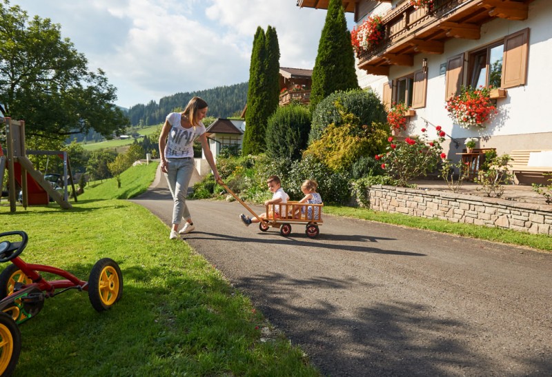Spielen mit Mama und Papa im Familienurlaub am Bauerhof