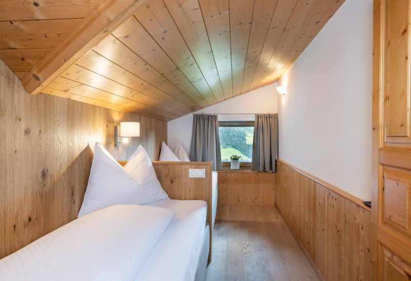 Einzelbett unter der Dachschräge in der Ferienwohnung am Untersüßgut in Eben im Pongau