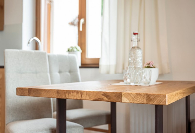 Esstisch mit frischem Gebirgsquellwasser in der Ferienwohnung am Untersüßgut in Eben im Pongau