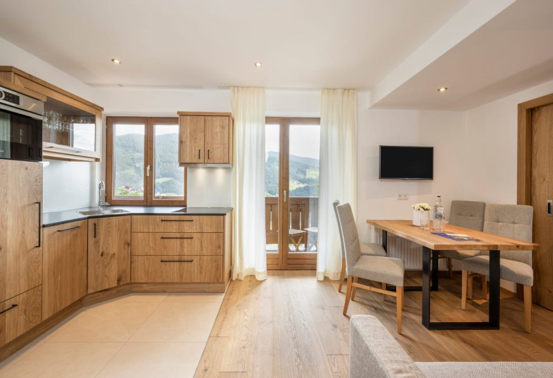 Wohnküche voll ausgestattet mit Balkon