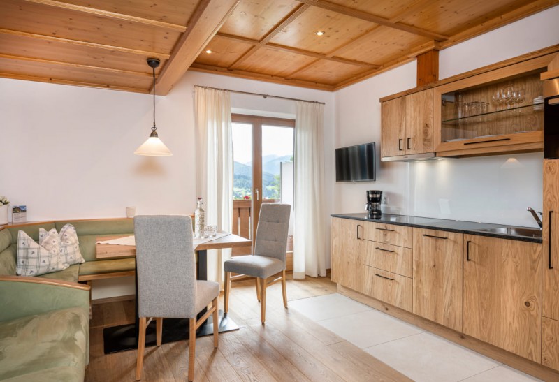Wohn- und Kochbereich in der Ferienwohnung am Untersüßgut in Eben im Pongau