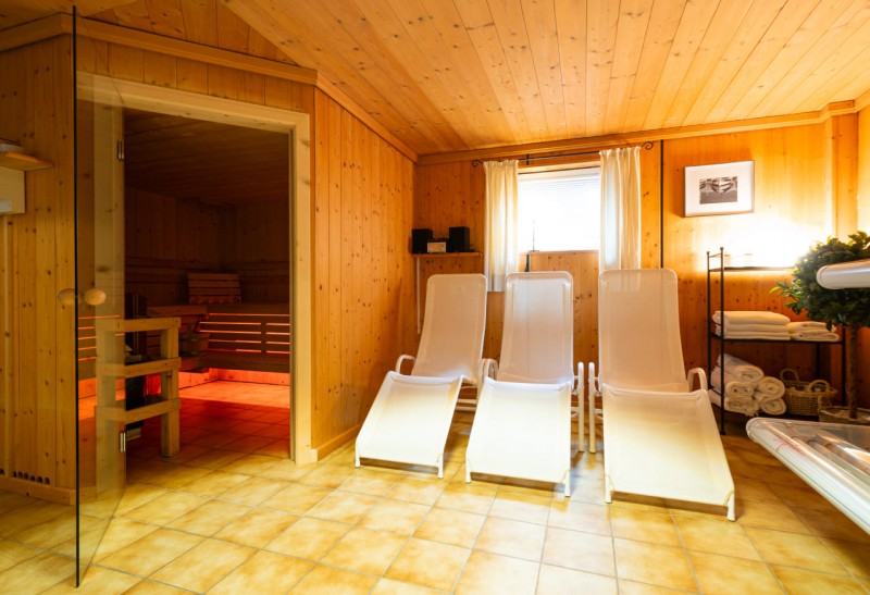 Kleiner Wellnessbereich mit Sauna und Infrarotkabine