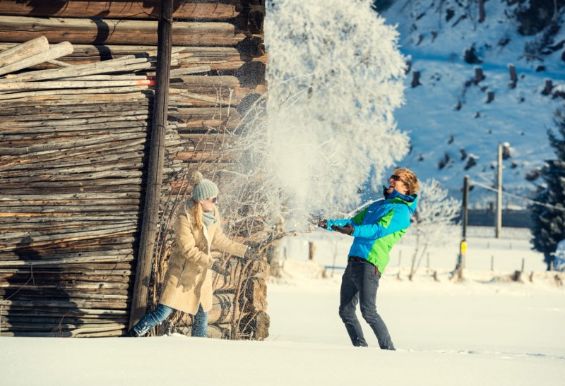 Schneeballschlacht beim Winterwandern © TVB Eben / Daniel Sobietzki