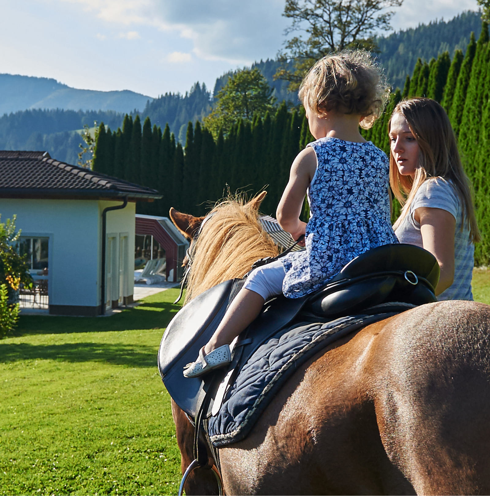 Pony reiten im Sommer-Familienurlaub in Österreich