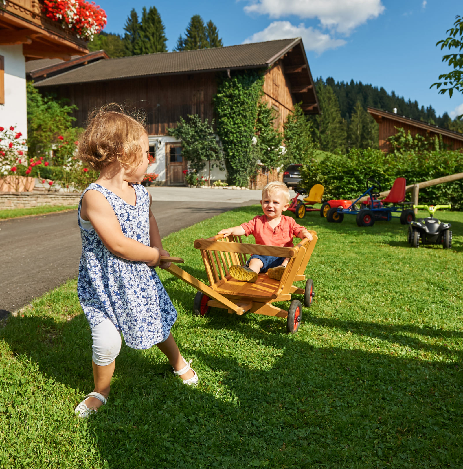 Spielen mit Geschwister und Freunden am Spielplatz