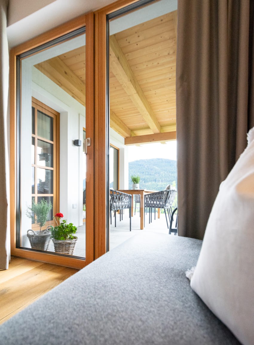Esstisch mit Glasfront und Blick auf die Terrasse im Appartement Josef am Untersüßgut