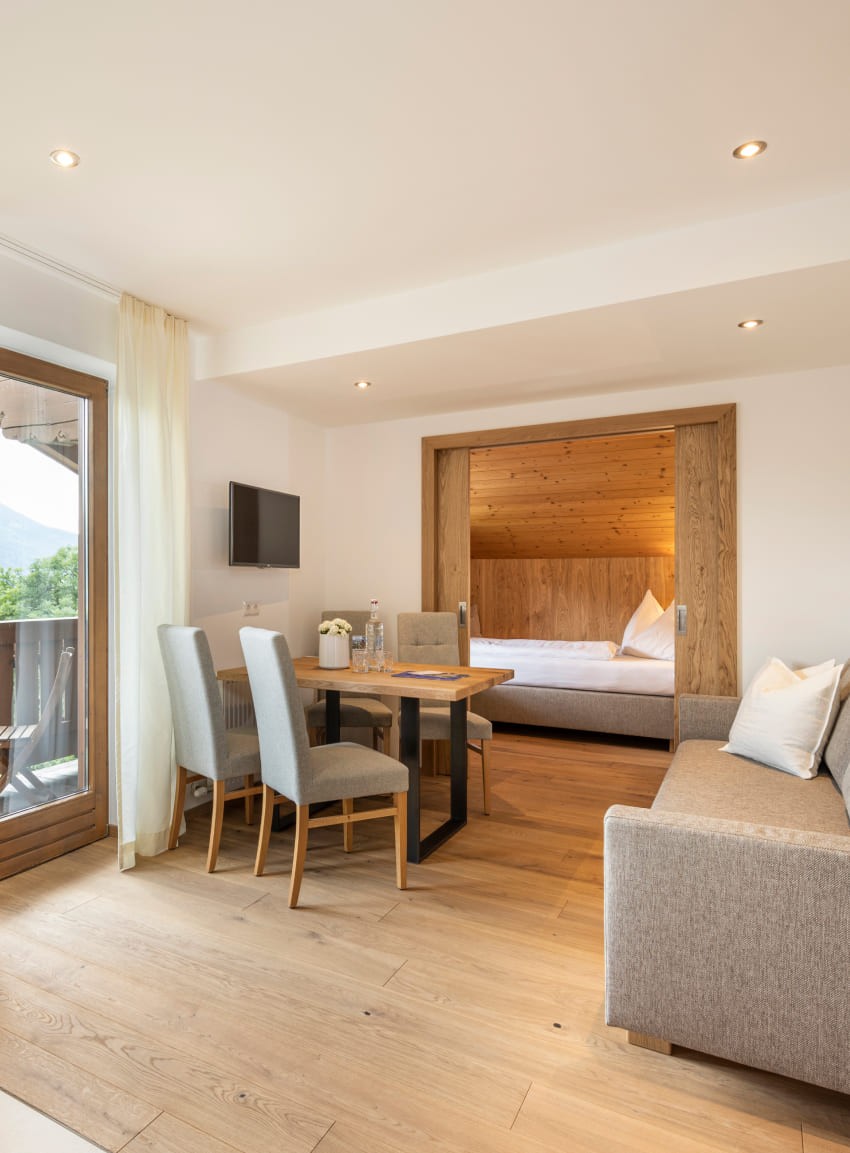 Wohn- und Schlafbereich mit Balkon in der Ferienwohnung am Untersüßgut