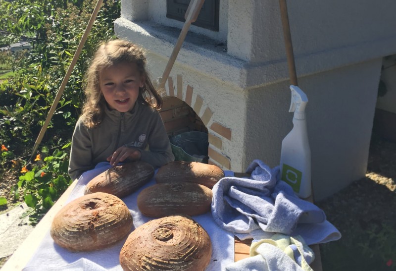 Mit den Kinder Brot backen im Bauernhofurlaub