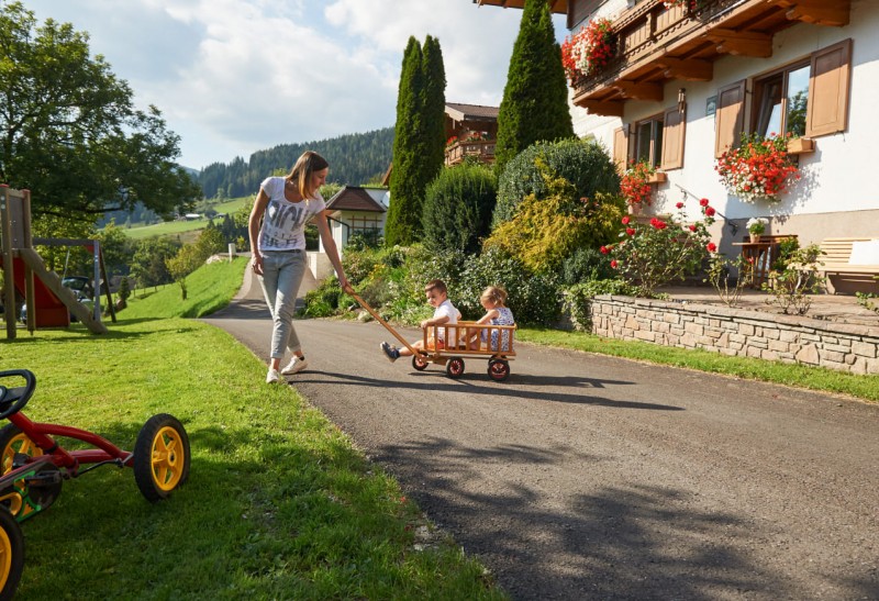 Spielen mit Mama und Papa am Spielplatz