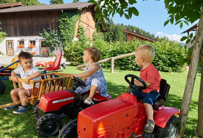 Traktoren und andere Fahrzeuge zum Spielen für die kleinen Gäste