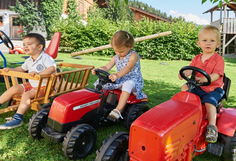 Traktor fahren am Spielplatz