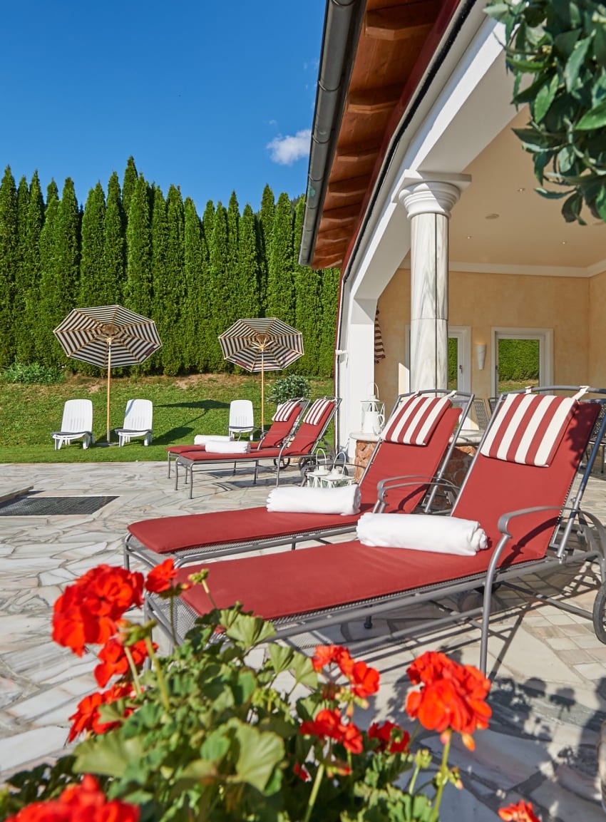 Gemütliche Terrasse mit Liegen zum Sonne tanken