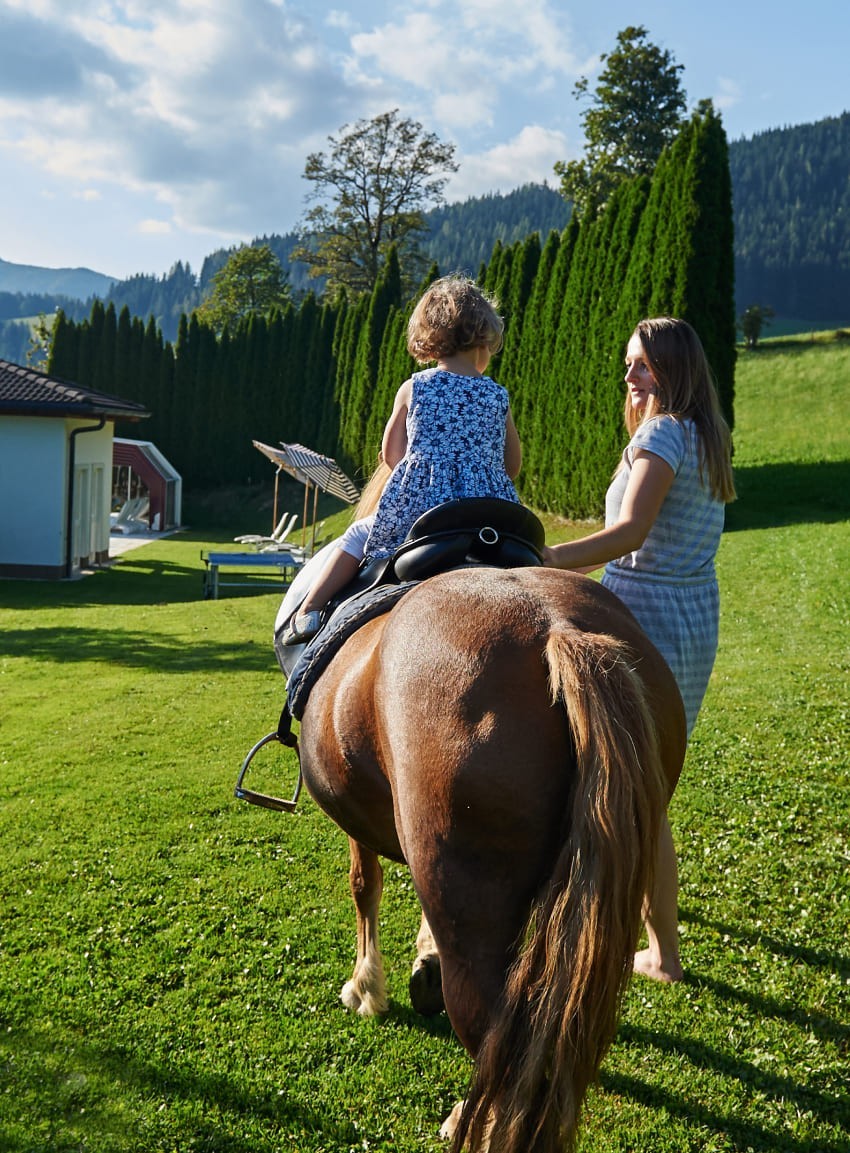 Pony reiten im Bauernhofurlaub