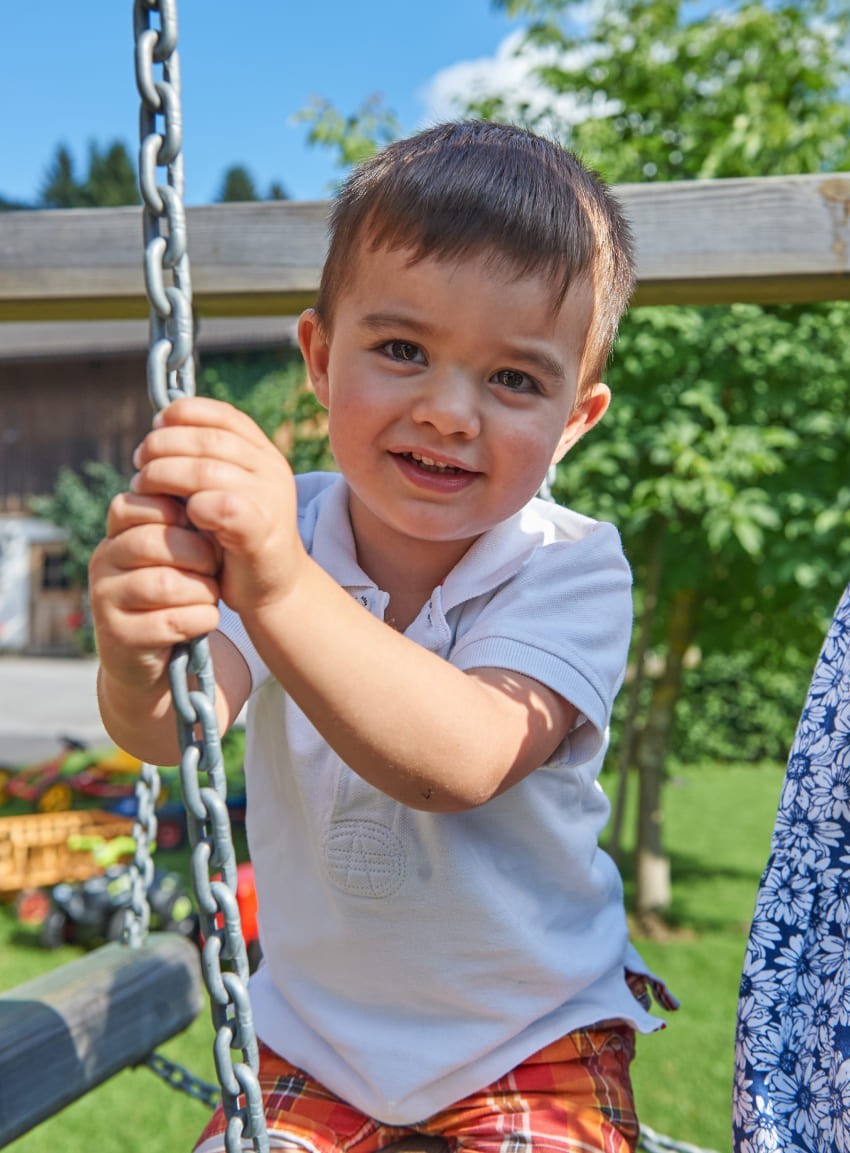 Schaukeln auf dem Spielplatz