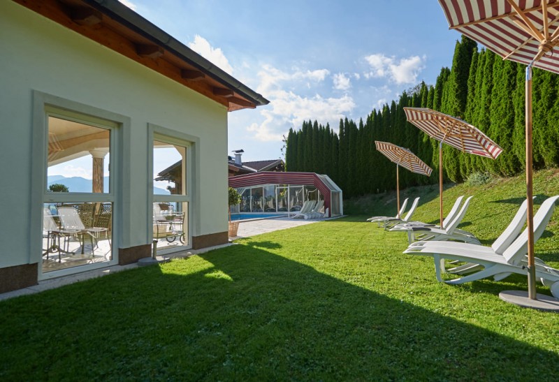 Sonnige Liegewiese im Grünen