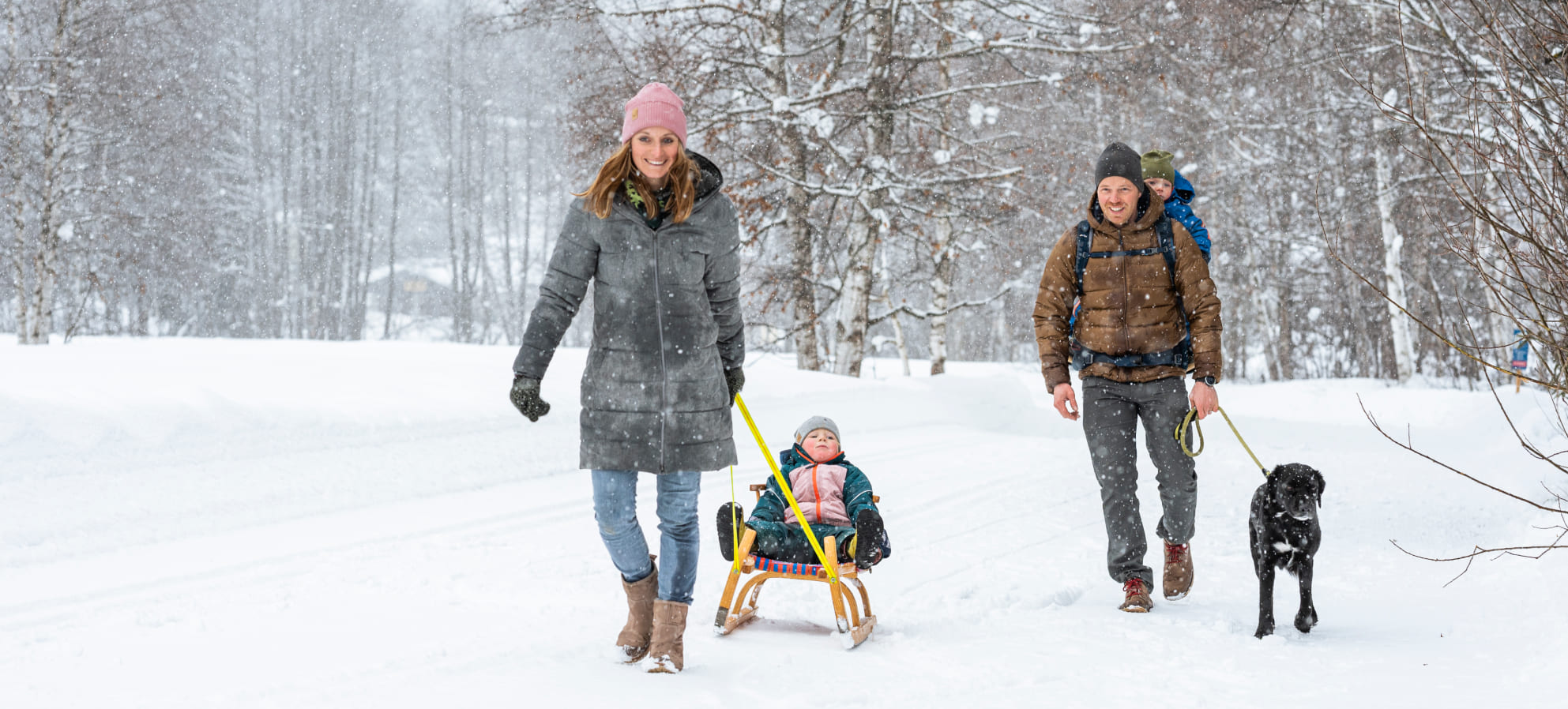 Spaziergang mit dem Holzschlitten auf geräumten Winterwanderwegen © TVB Eben / Lorenz Masser